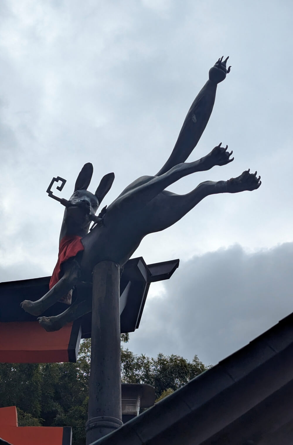 伏見稲荷大社・白狐