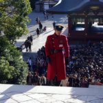 鎌倉の鶴岡八幡宮の警備員の衣装は帝都大戦とサイボーグ009と赤い彗星シャーを足して3で割ってると思うんですが。