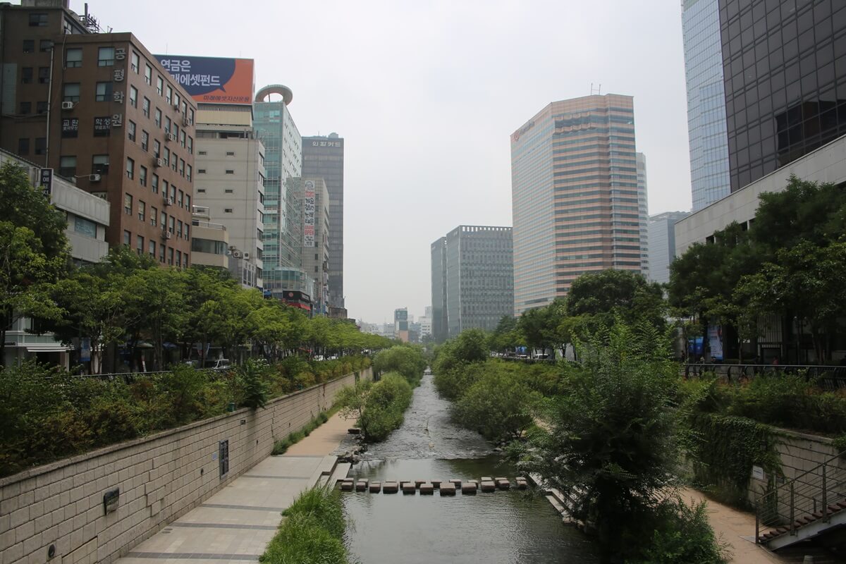  清渓川（チョンゲチョン）Cheonggyecheon afternoon (1)