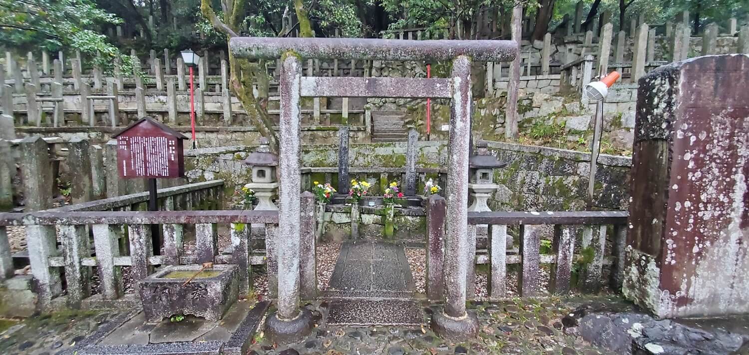 京都霊山護国神社　坂本龍馬・中岡慎太郎墓