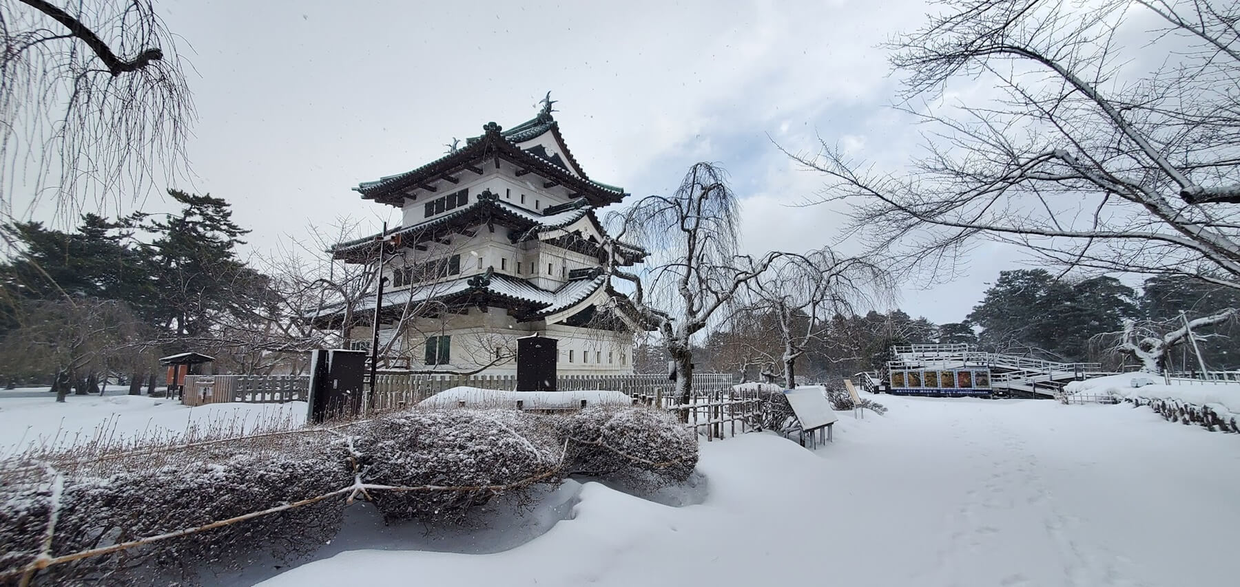 雪の弘前城