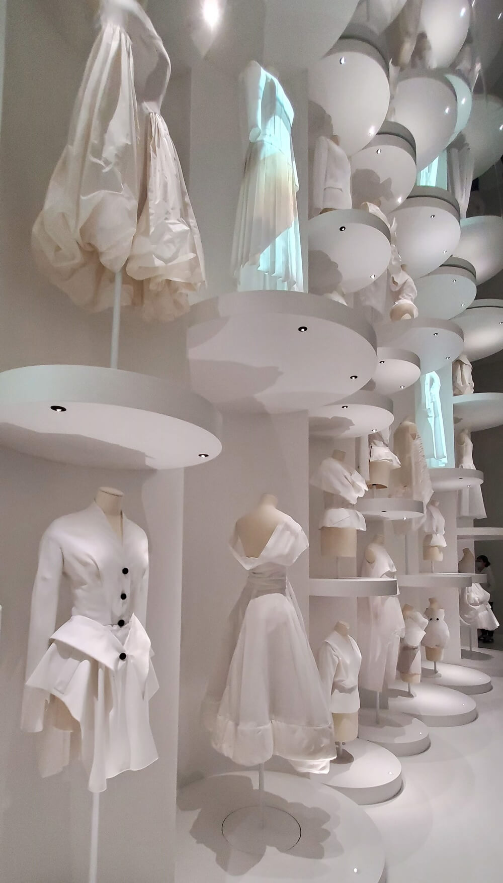 クリスチャン・ディオール、 夢のクチュリエ　Christian Dior: Designer of Dreams - Expositions