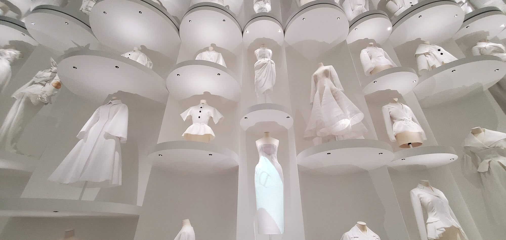 クリスチャン・ディオール、 夢のクチュリエ　Christian Dior: Designer of Dreams - Expositions